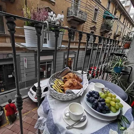 Intero Su Via Tortona-darsena-navigli * Milánó